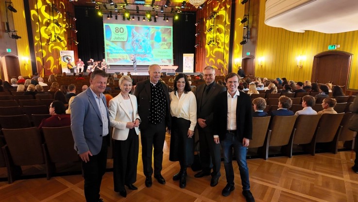 Vertreterinnen und Vertreter von Stadt, Land und Verband bei der Jubiläumsfeier des Blinden- und Sehbehindertenverbandes Kärnten im Konzerthaus Klagenfurt